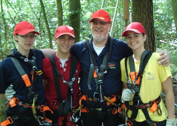 Gruppenfoto von drei Jugendlichen und einem älteren Herren.