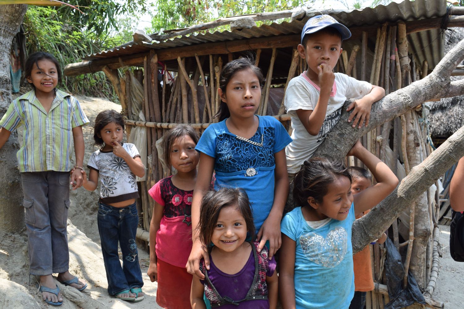 160509-asb-guatemala-duerre-kinder-im-ernaehrungszentrum.jpg Lächelnde Kinder, die gerade Maisbrei essen