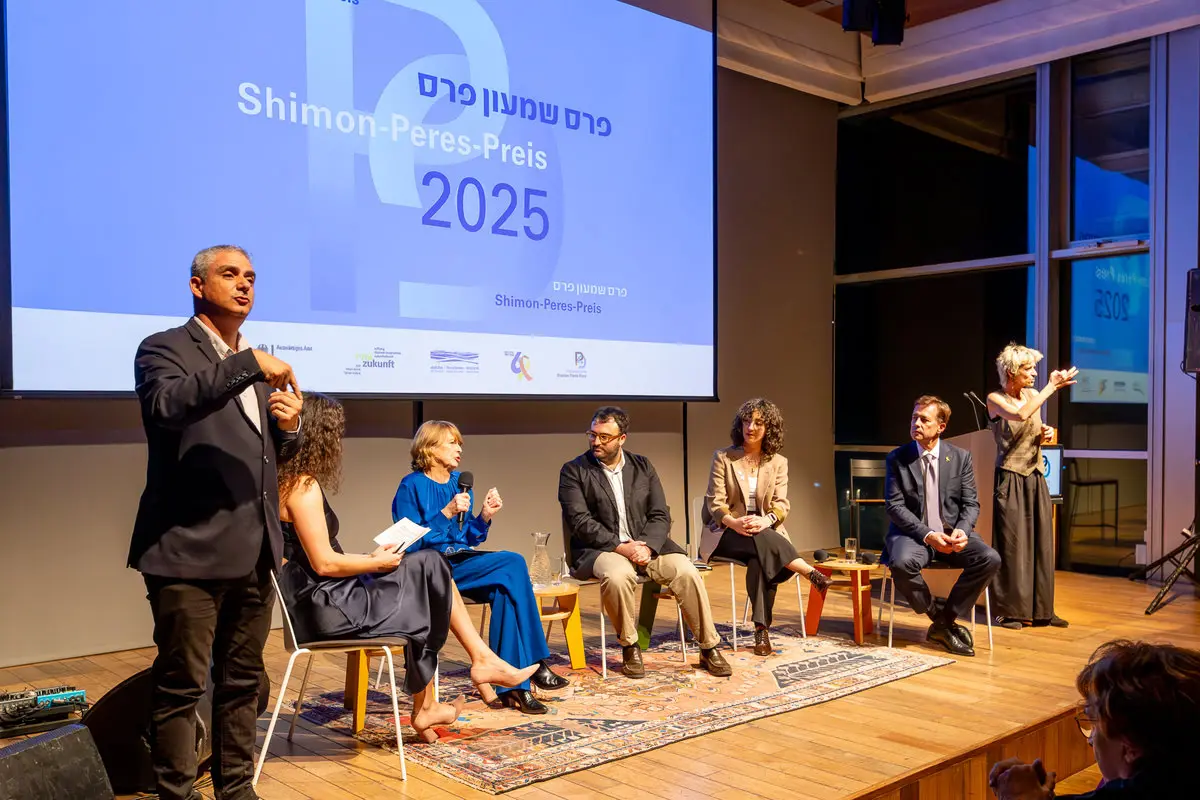 Bei der Preisverleihung gab es auch eine Podiumsdiskussion, mit dabei Elke Büdenbender, Ehefrau des Bundespräsidenten (in blau), und der deutsche Botschafter in Israel: Steffen Seibert (2.v.r.) 