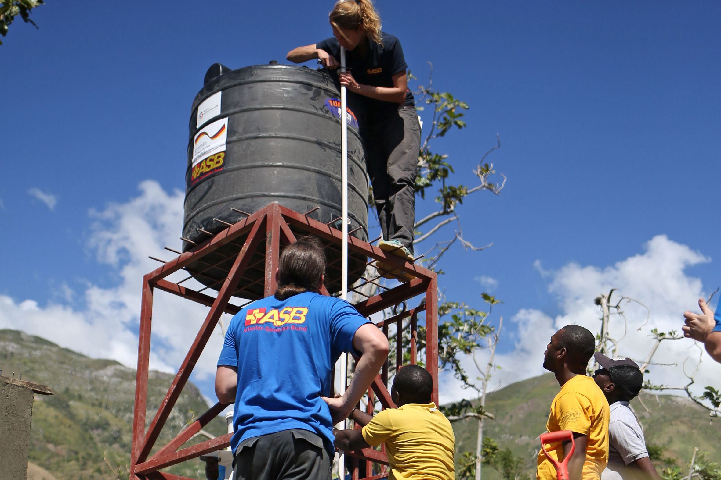 ASB-FAST-Team mit Ehrenamtlichen installiert Wasserfilter in Hai