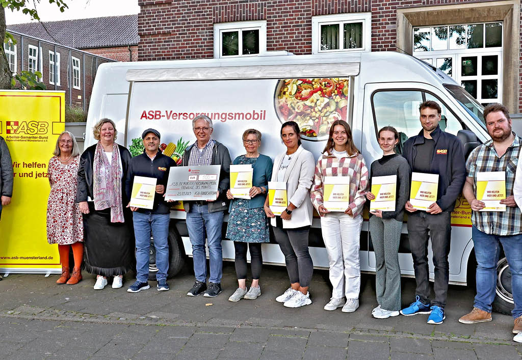 Das Versorgungsmobil des ASB Münsterland und seine Freiwilligen des Monats