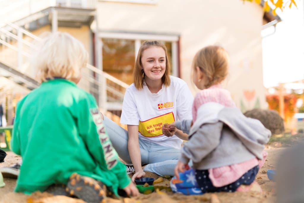 FSJlerin mit Kindern