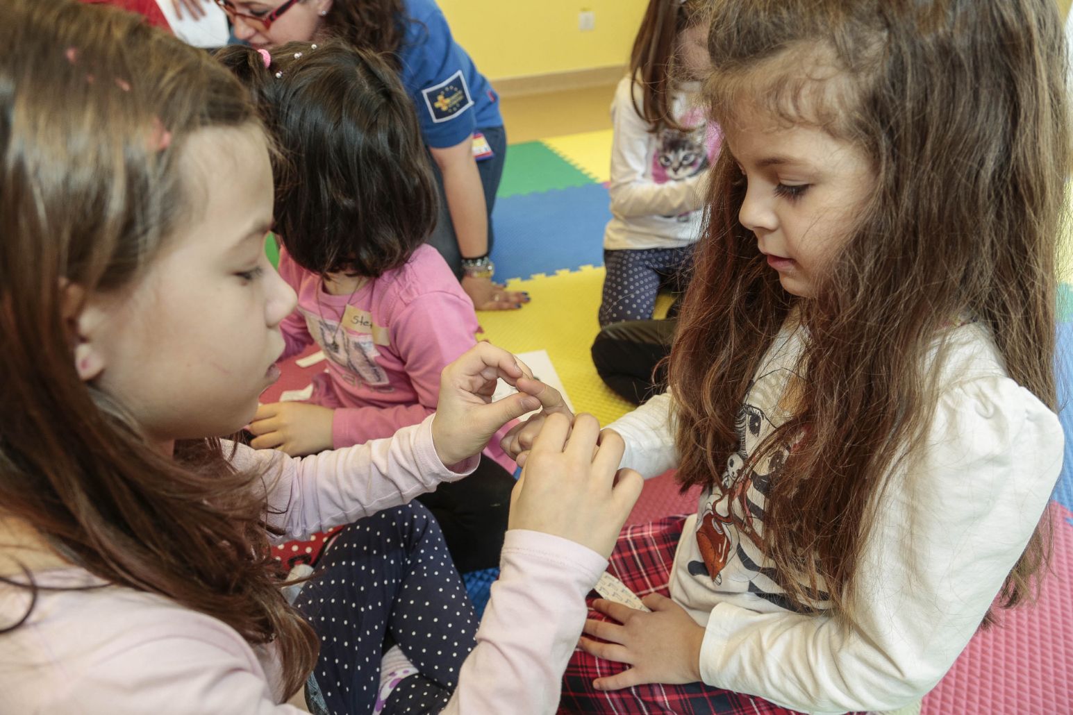 Kinder üben das Versorgen von Schnittverletzungen.