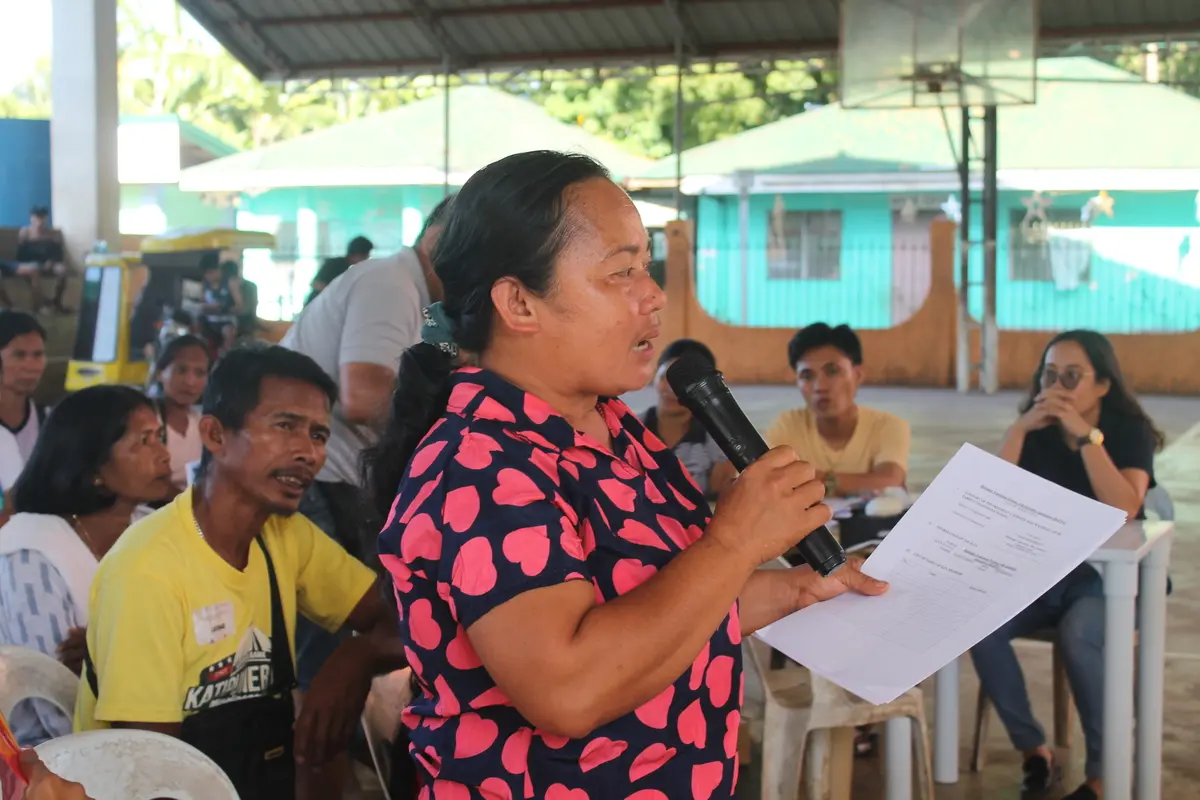 Eine Frau spricht in ein Mikrofon.