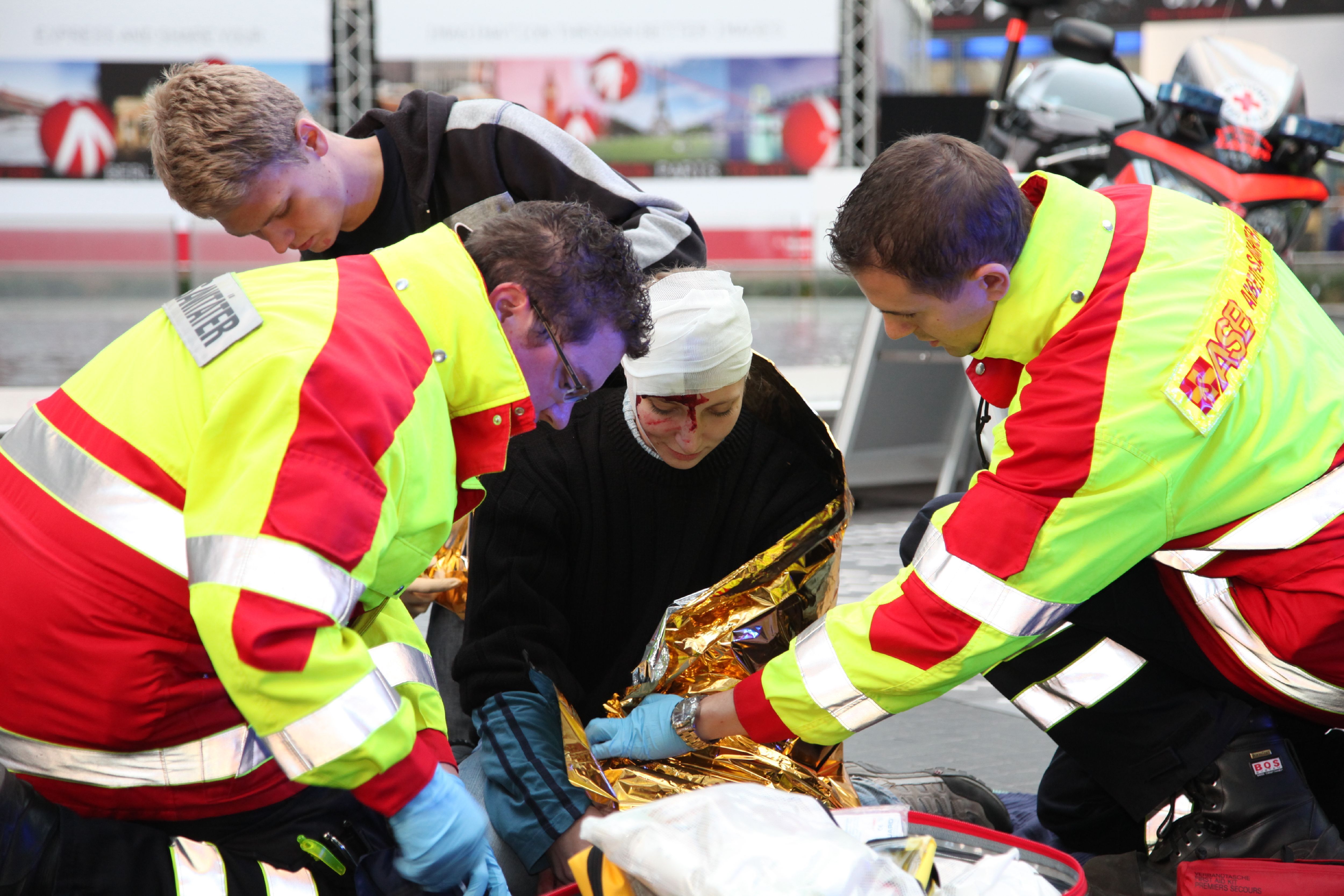 Rettungsdienst-messe-rettungsdecke-erste-hilfe