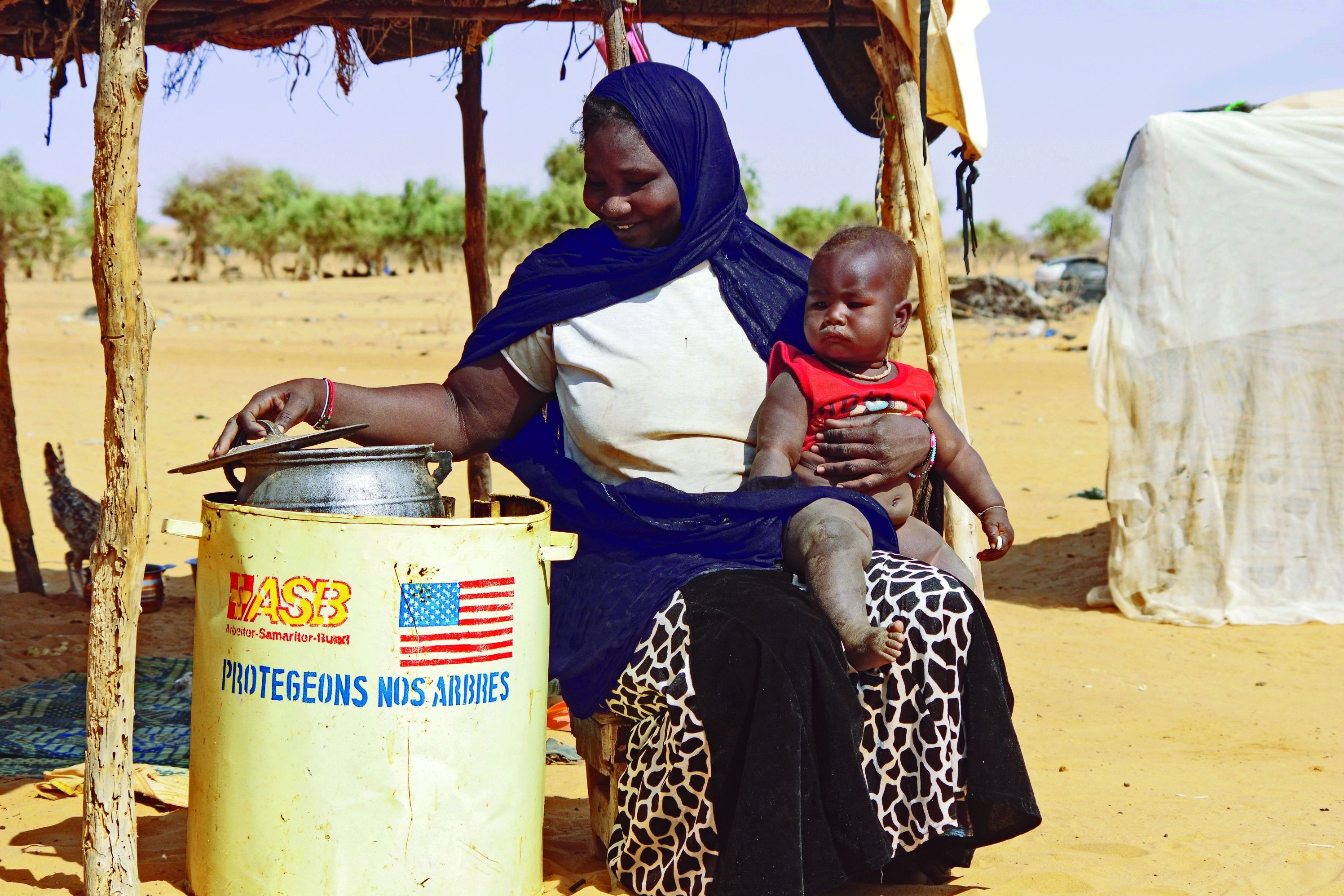 ab-niger-mutter-mit-kind-kocht-mit-gasflasche.jpg