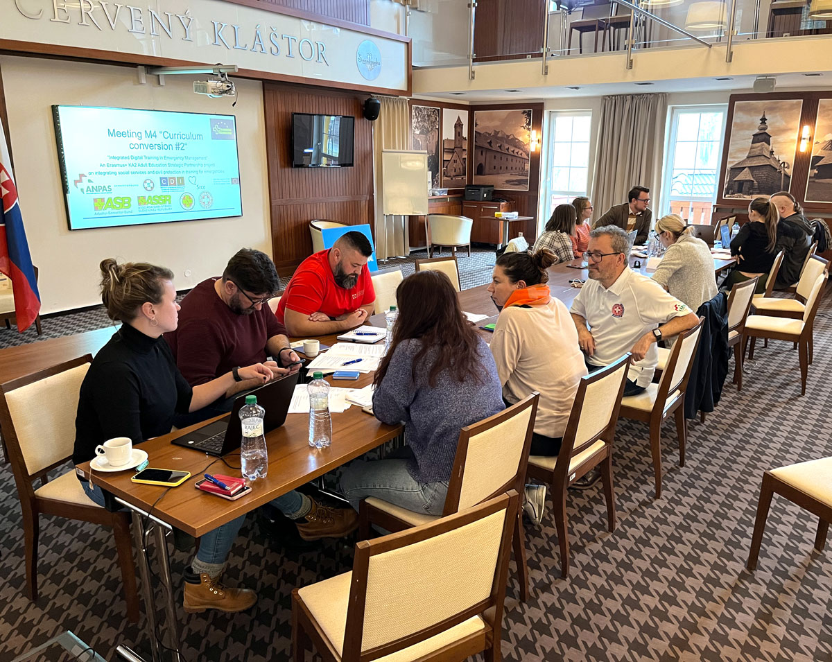 Gruppendiskussionen-I_TEM_-Cerveny-Klastor_-Slowakei.-Foto-SAM.jpg