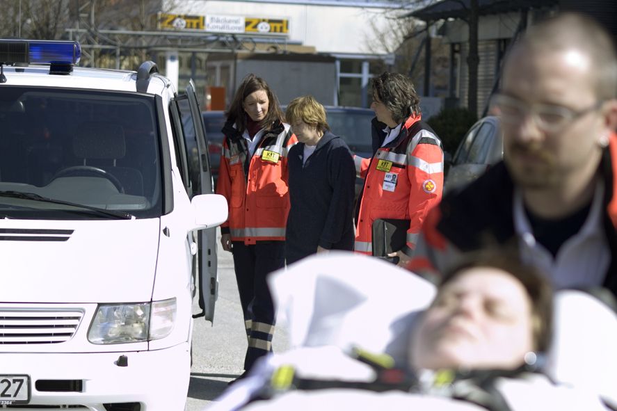 Ein Mitarbeiter des Kriseninterventionsteams betreut den Angehörigen eines Unfallopfers.