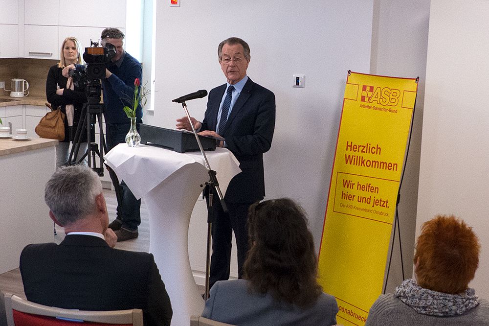 ASB-Präsident Franz Müntefering eröffnet die Nachtpflege in Bramsche
