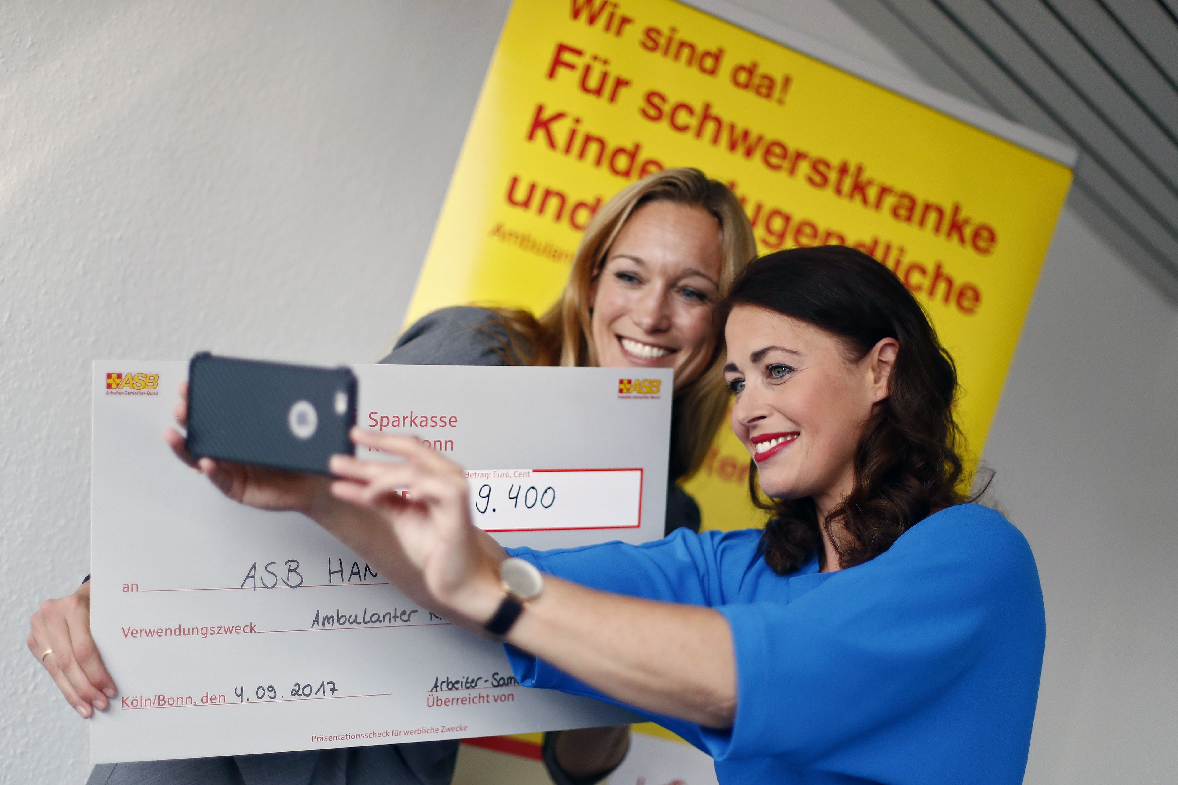 Fördermittel Scheckübergabe Samariter-Stiftung Annika de Buhr und Christine Theiss