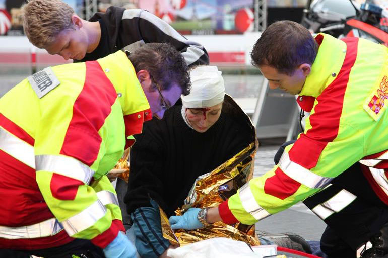 rettungsdienst-allgemein-versorgung-verletzte-sanitaeter-2.jpg