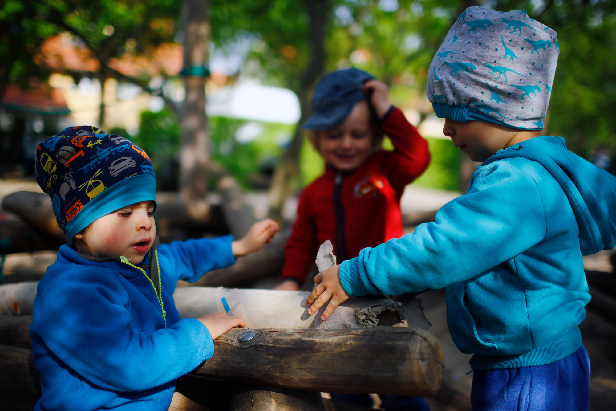 Drei Kinder spielen draußen in einer ASB-Kita.