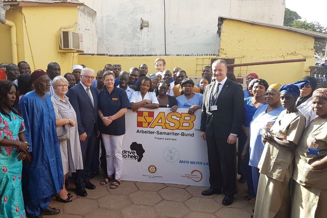 Bundespräsident Frank-Walter Steinmeier mit ASB-Bundesgeschäftsführer Ulrich Bauch und den Mitarbeiter der ASB-Klinik in Gambia