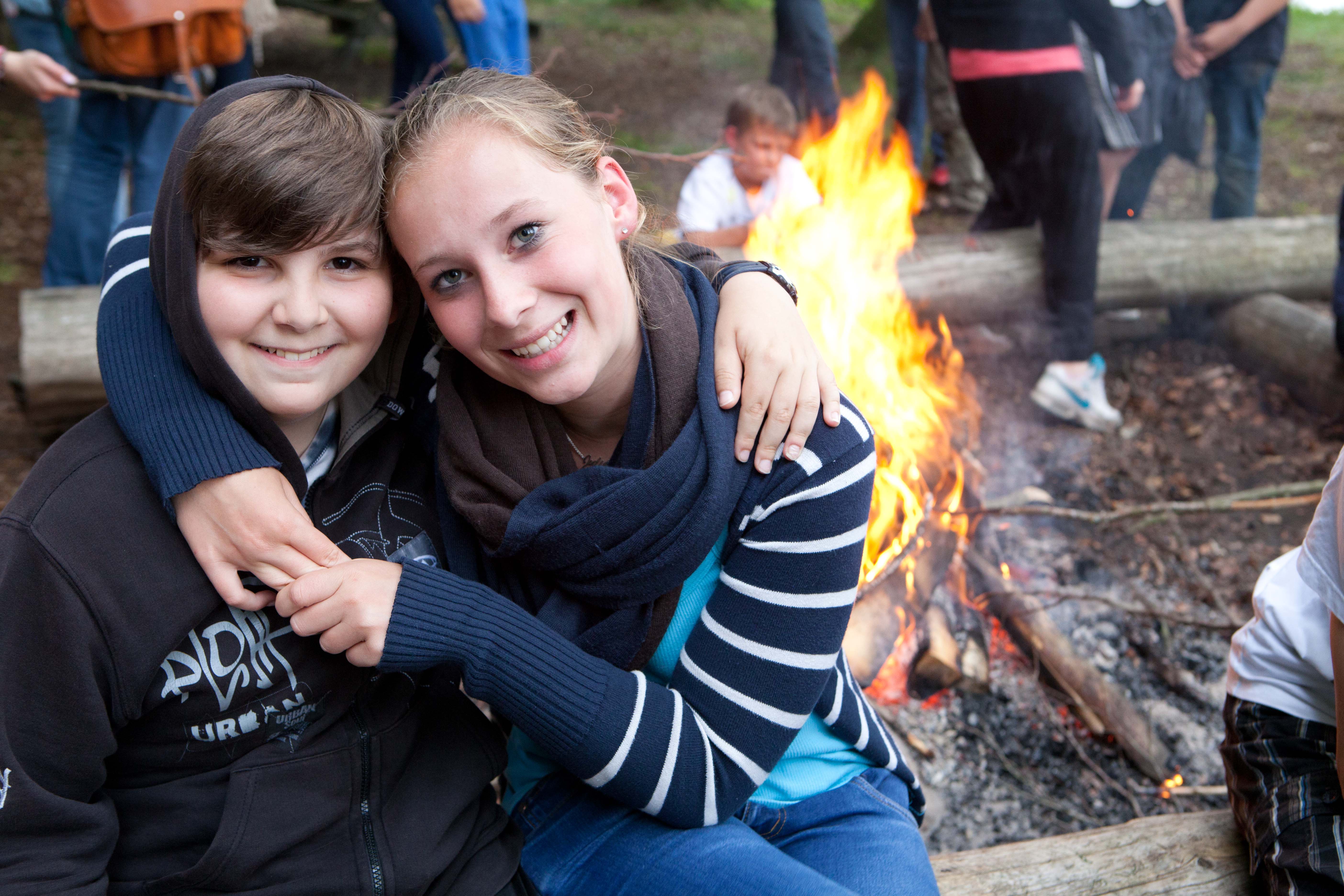 Jugendliche am Lagerfeuer eines ASB-Zeltlagers