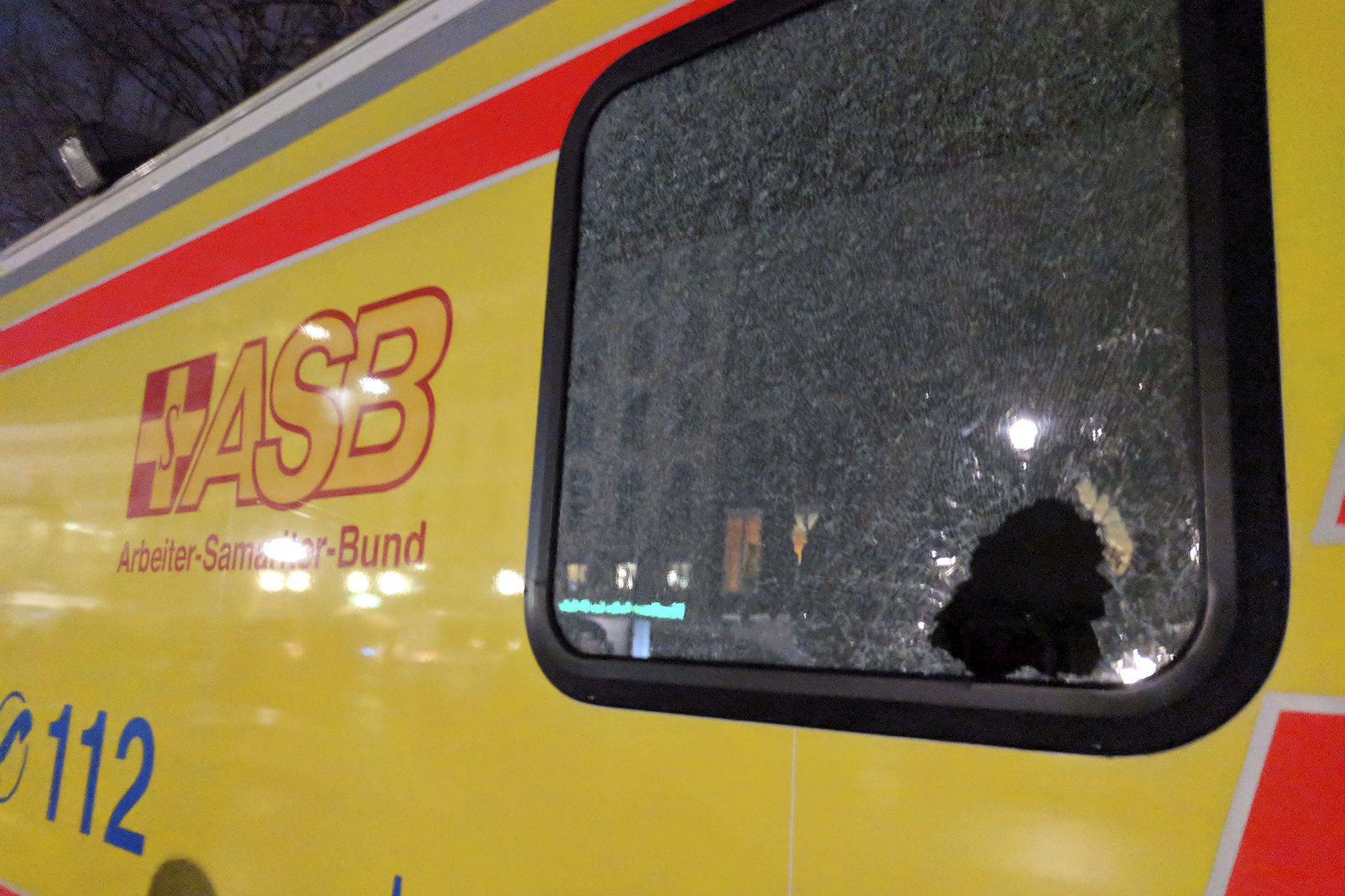 asb-rettungswagen-gewalteinwirkung-rakentenbeschuss.jpg