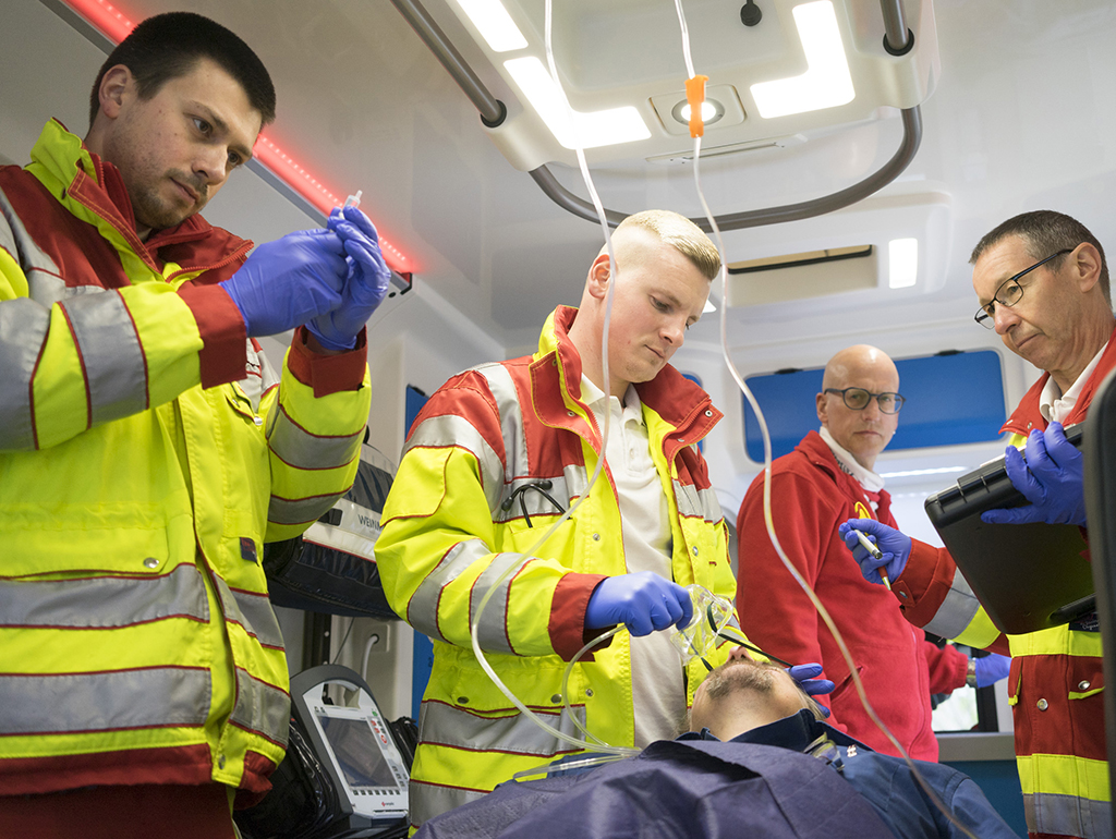 notfallsanitätergesetz-multiteaser.jpg Notfallsanitäter-Ausbildung Praxisübung im Rettungswagen