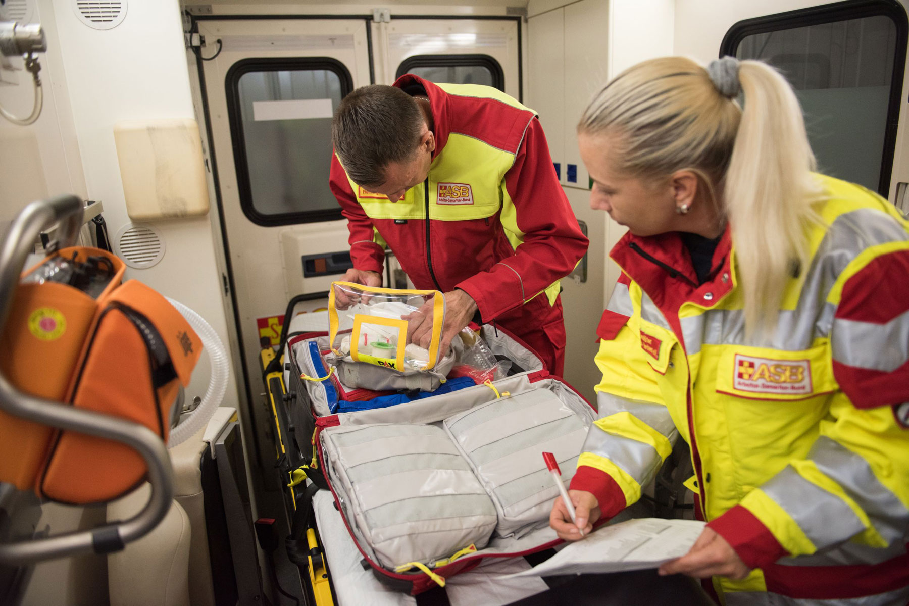 Notfallsanitäter des ASB in einem Rettungswagen