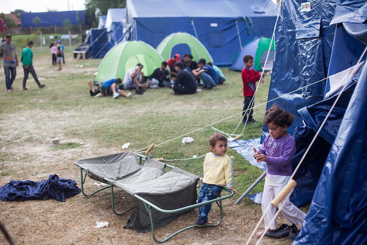 Serbia-Children_play_at_the_refugee_cam.jpg