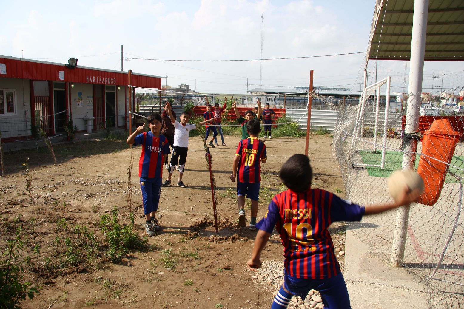 Kinder spielen draußen Fußball