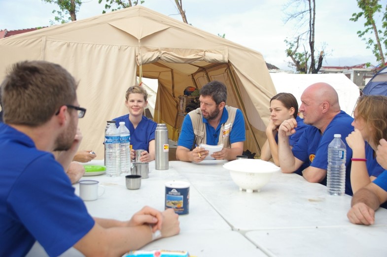 2013_Philippinen_Teambesprechung.jpg