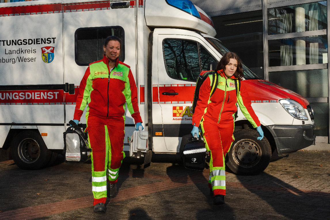 Der Rettungswagen mit den Notfallsanitäterinnen Miriam Eickhoff und Lena Rischmüller ist da.