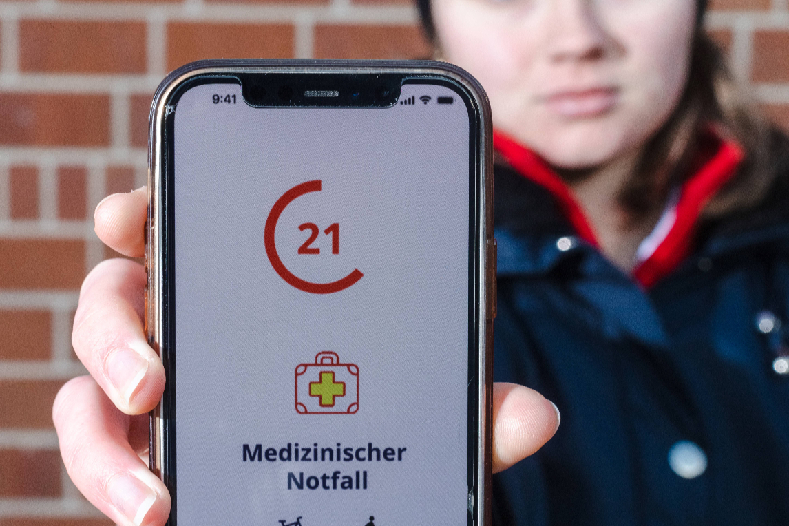 Petra Kirchhoff, Erst-Helferin und FSJ-lerin beim ASB KV Nienburg, wird über die ASB SCHOCKT-APP alarmiert.