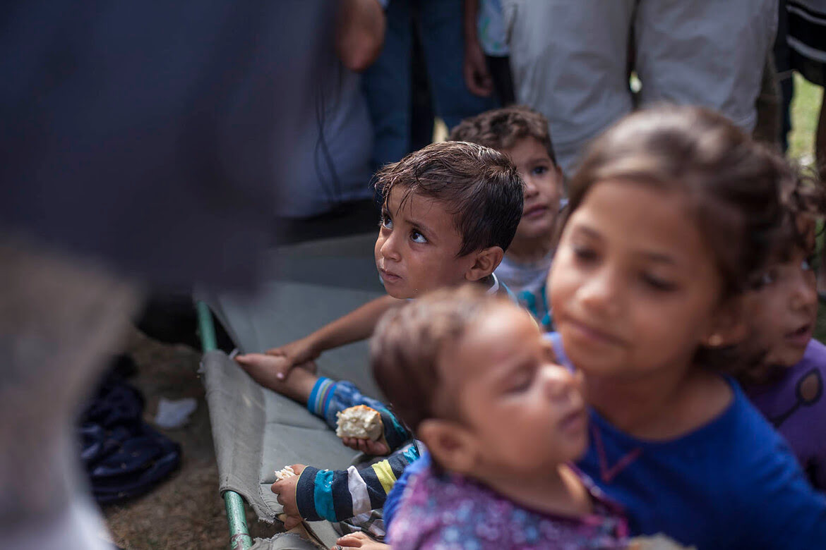 Serbia-Children_at_the_refugee_camp.jpg