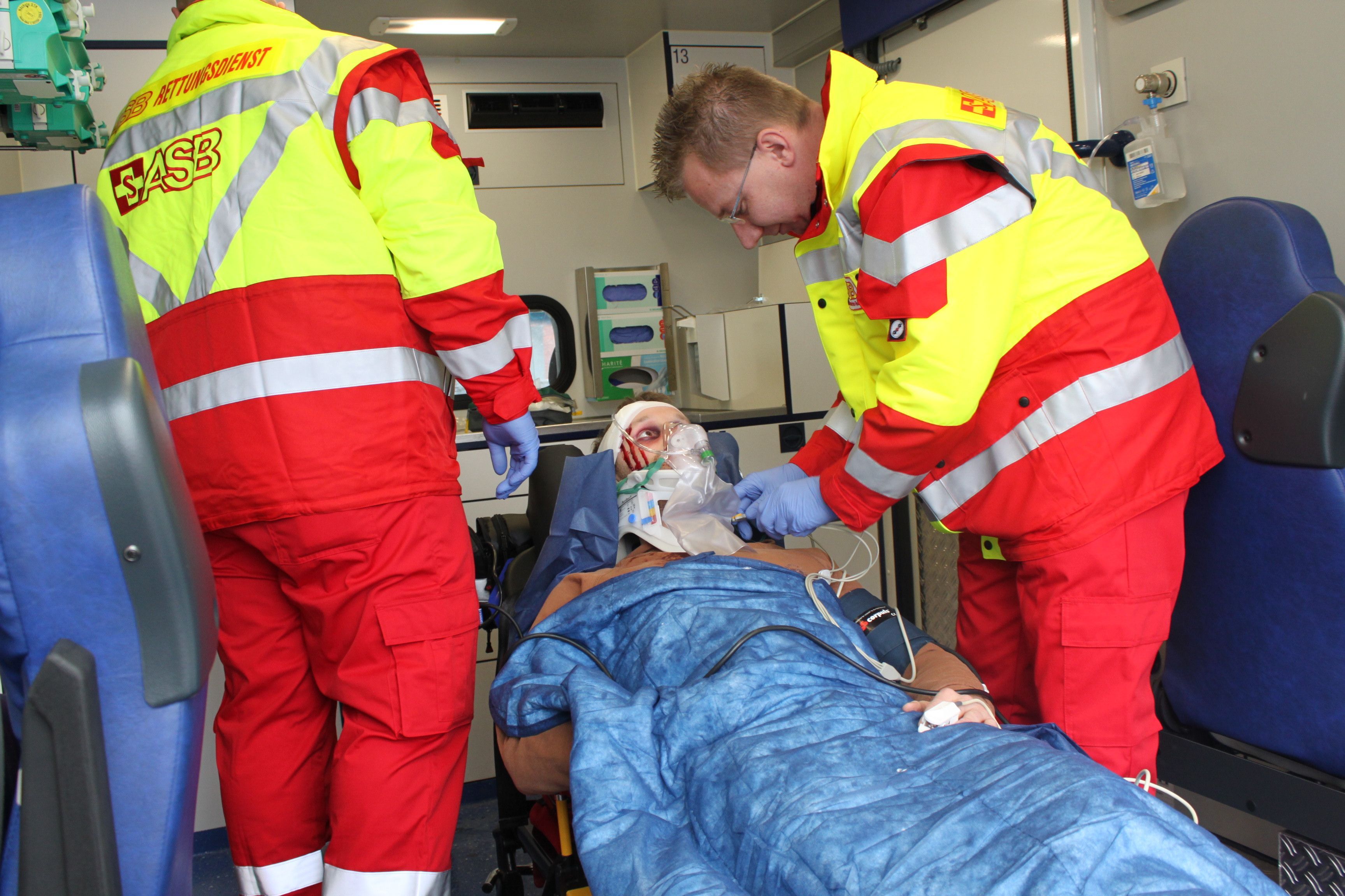 Rettungsdienst beim ASB Berlin, Patient nach Schminken durch realistische Unfalldarstellung