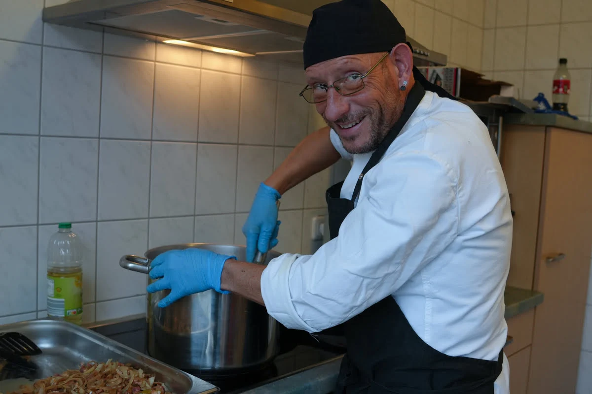 Offenheit, Teamgeist und eine warme Mahlzeit, die Menschen zusammenbringt: Die Samariterküche des ASB-Regionalverband Kiel/Rendsburg-Eckernförde