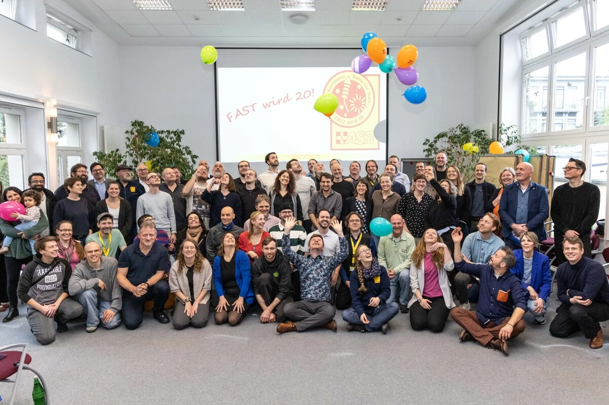 FASTler feiern gemeinsam in der Kölner ASB-Bundesgeschäftsstelle. Luftballon fliegen in der Luft.