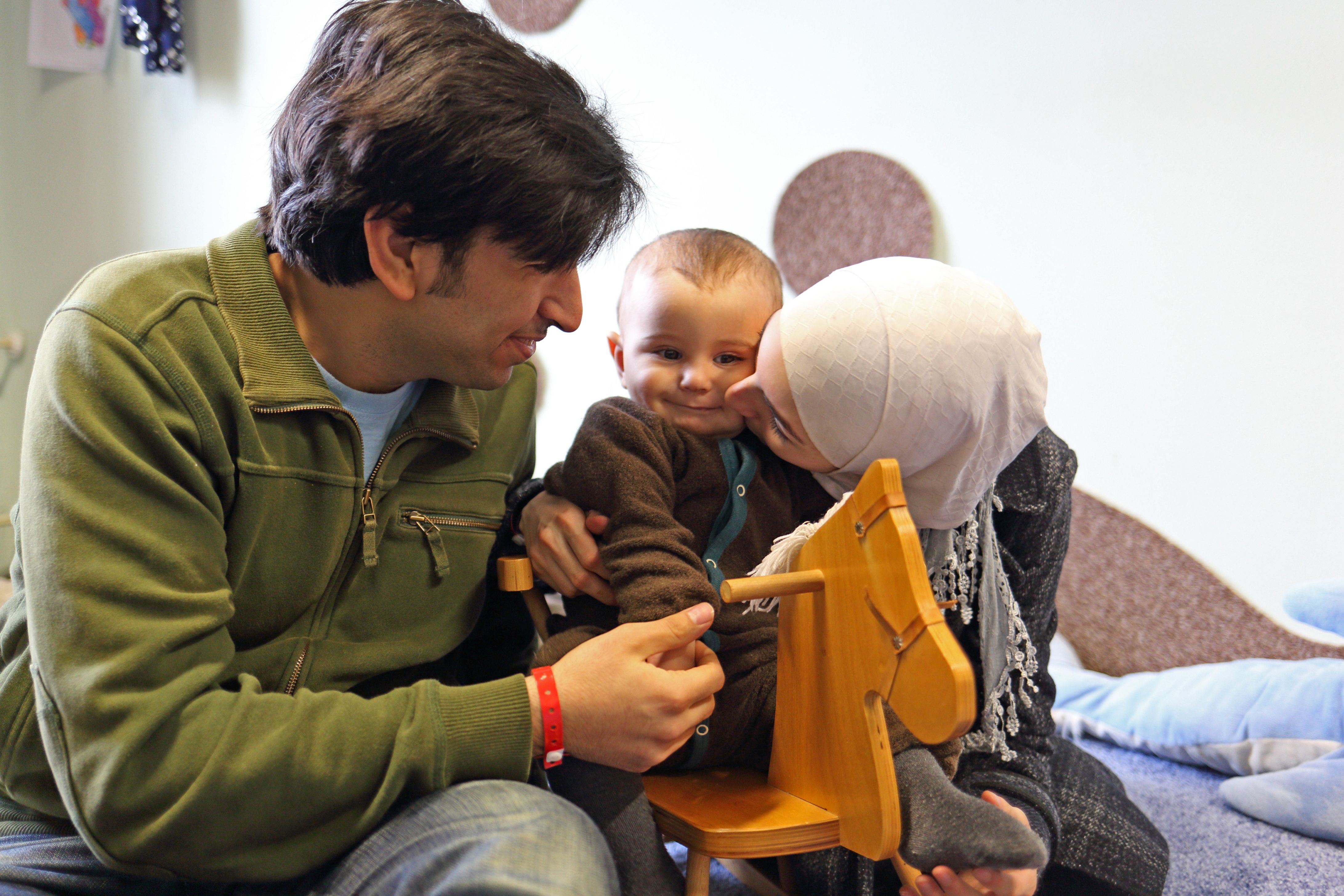 Familie aus Syrien in der Krabbelecke der Wohnaußenstelle Fünfeichen in Neubrandenburg