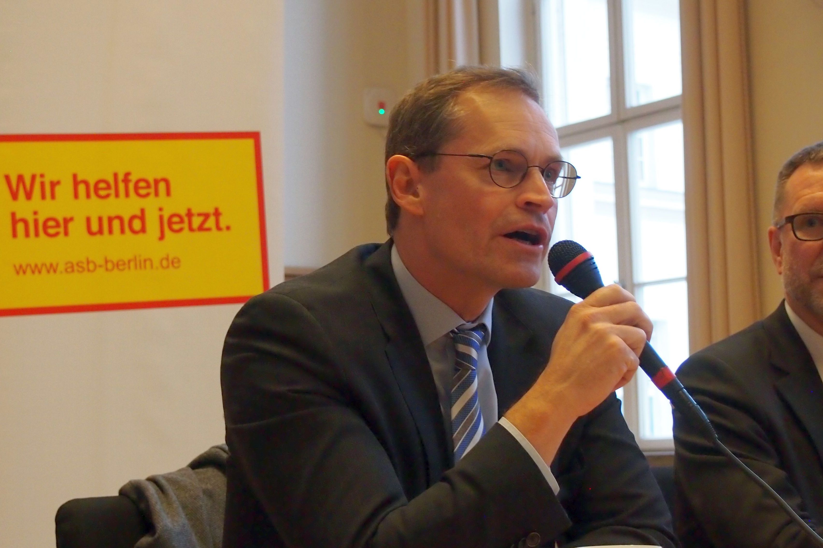 Berlins Bürgermeister besucht ASB-Notunterkunft