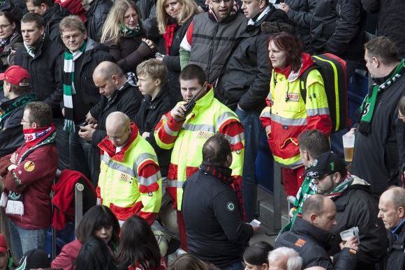 Einsatzkräfte im Fußballstadion.