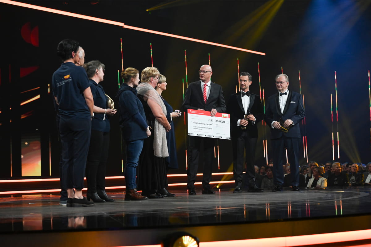 Spendenübergabe bei der Preisverleihung Goldene Henne 2024 für den ASB-Wünschewagen Preisübergabe Publikumspreis Goldene Henne 2024 an den ASB-Wünschewagen