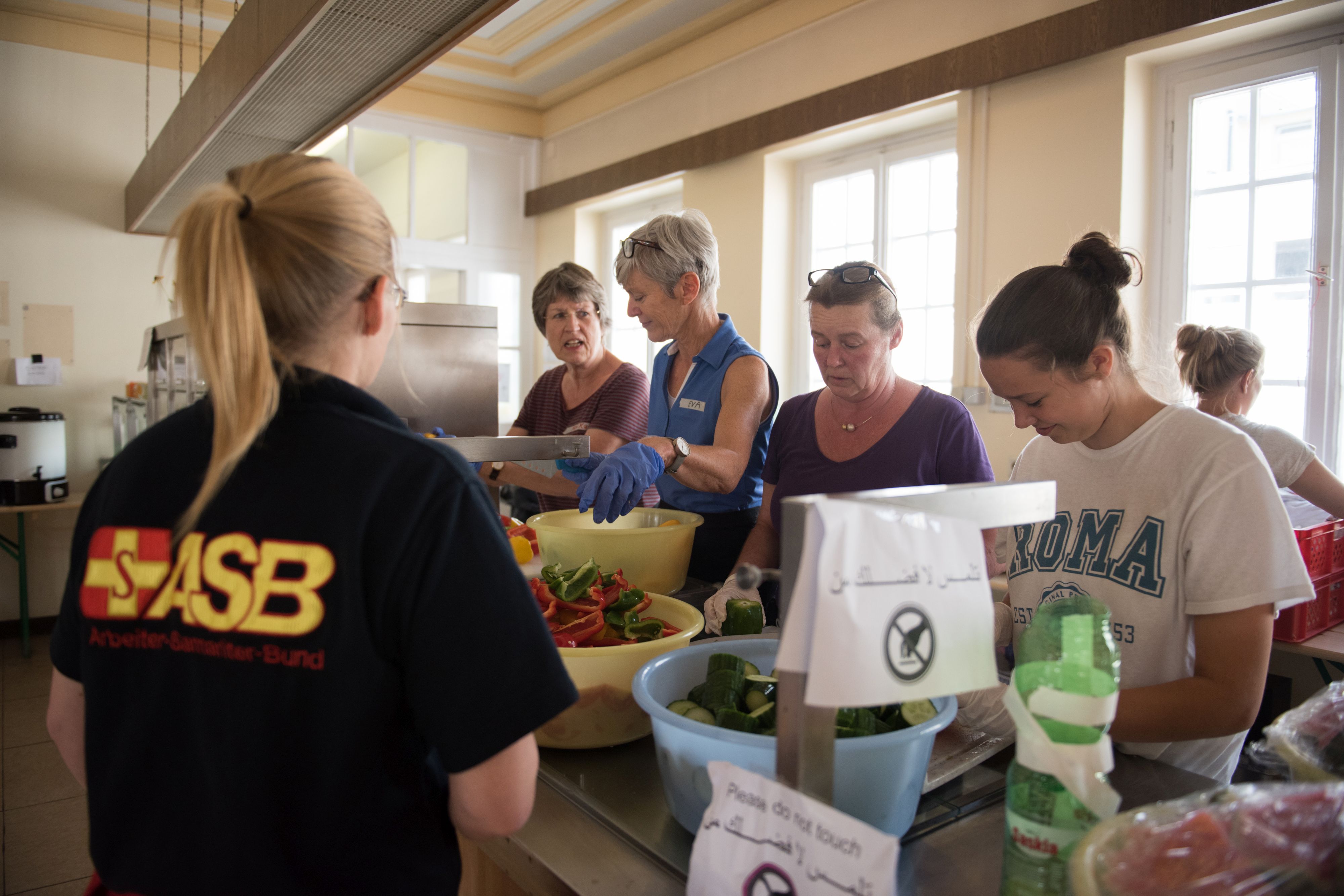 Freiwillige kochen für Flüchtlinge in Notunterkunft