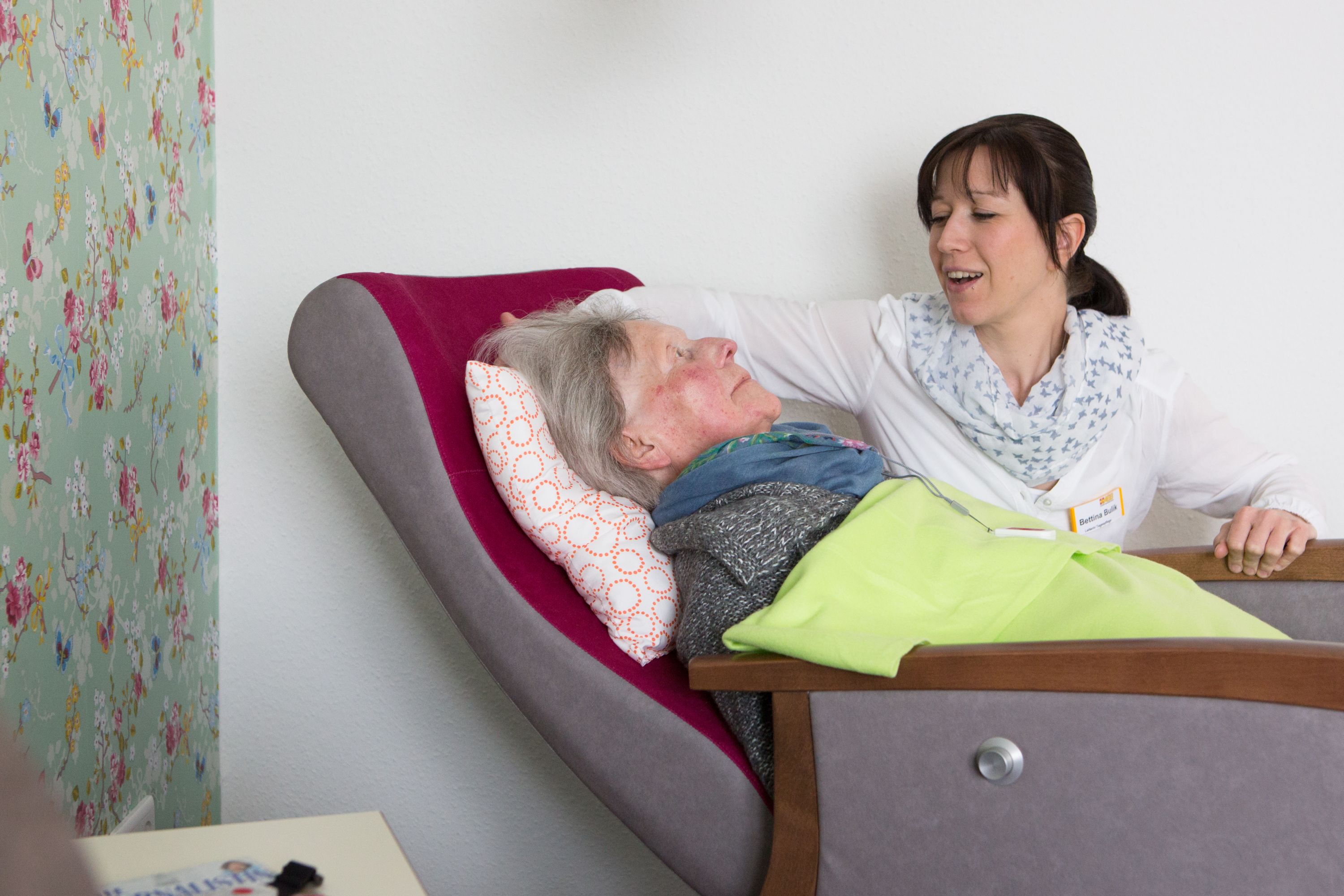 asb-pflegeheim-pflegedienst-zuwendung-pflegerin.jpg
