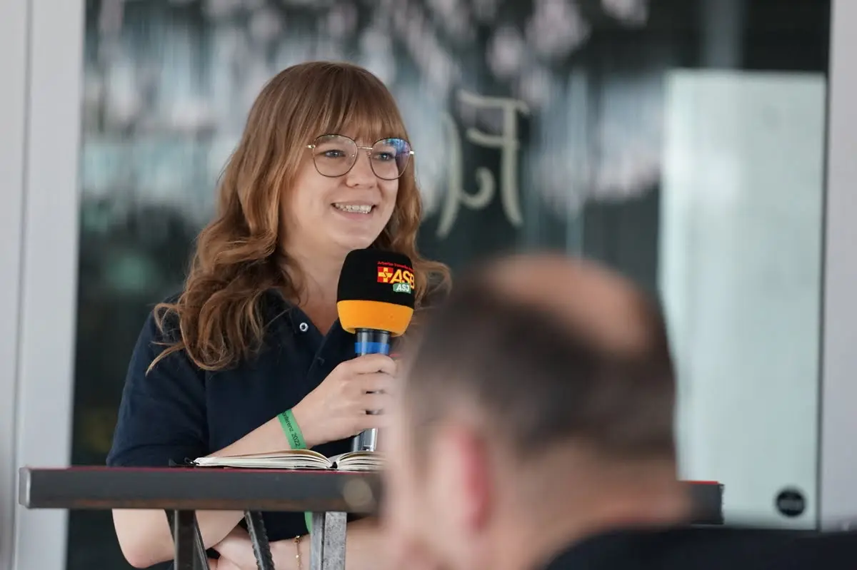 fdm_eva_koehnlein_HIX04126.webp Eva Köhnlein hält einen Vortrag bei der ASJ.