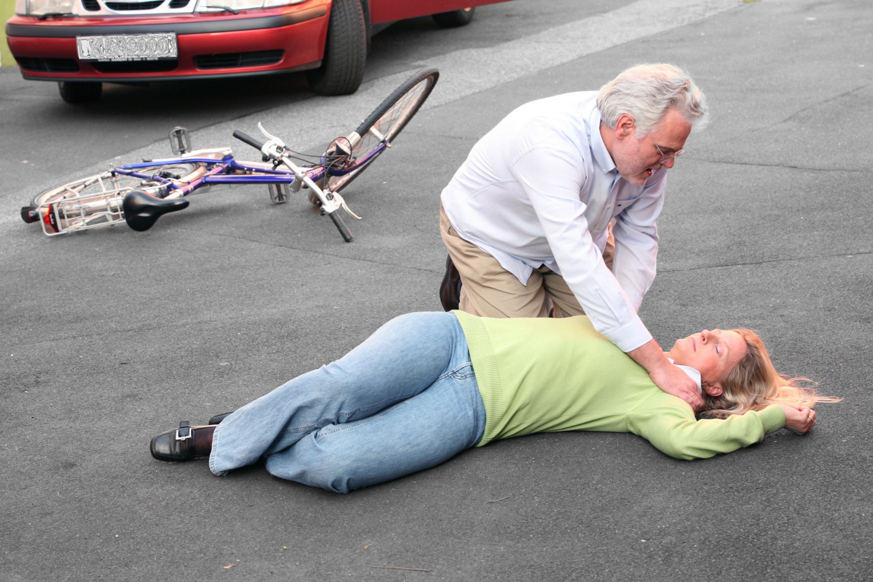 erste-hilfe-verkehrsunfall-mann-hilft-frau.jpg