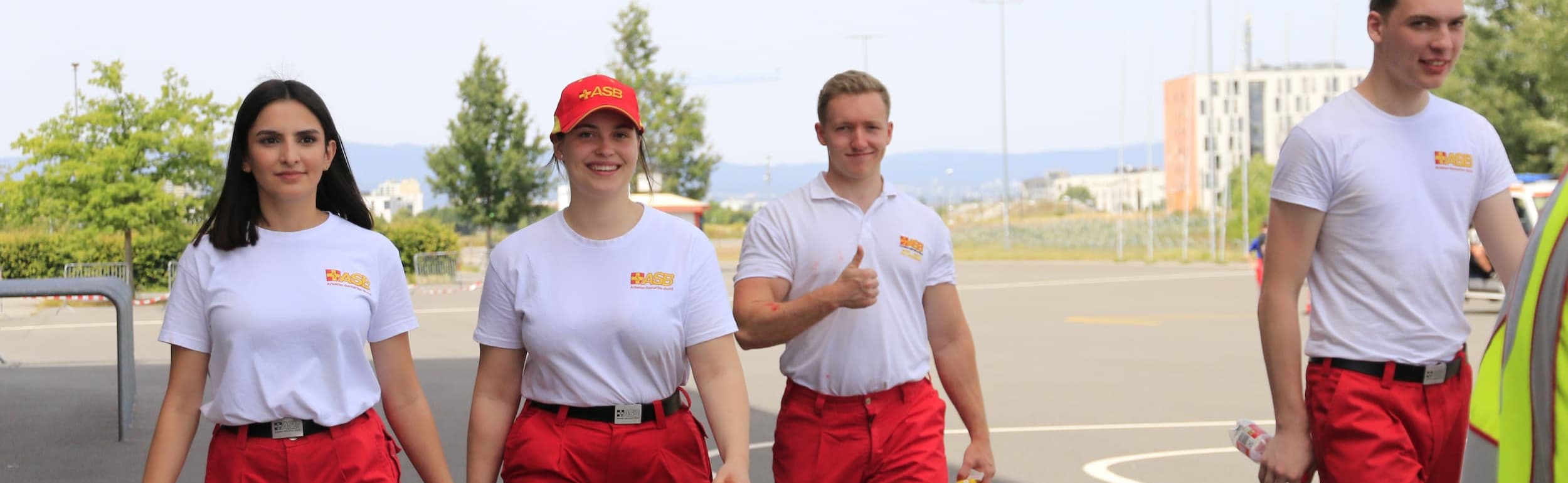 Vier junge Rettungssanitäter:innen 