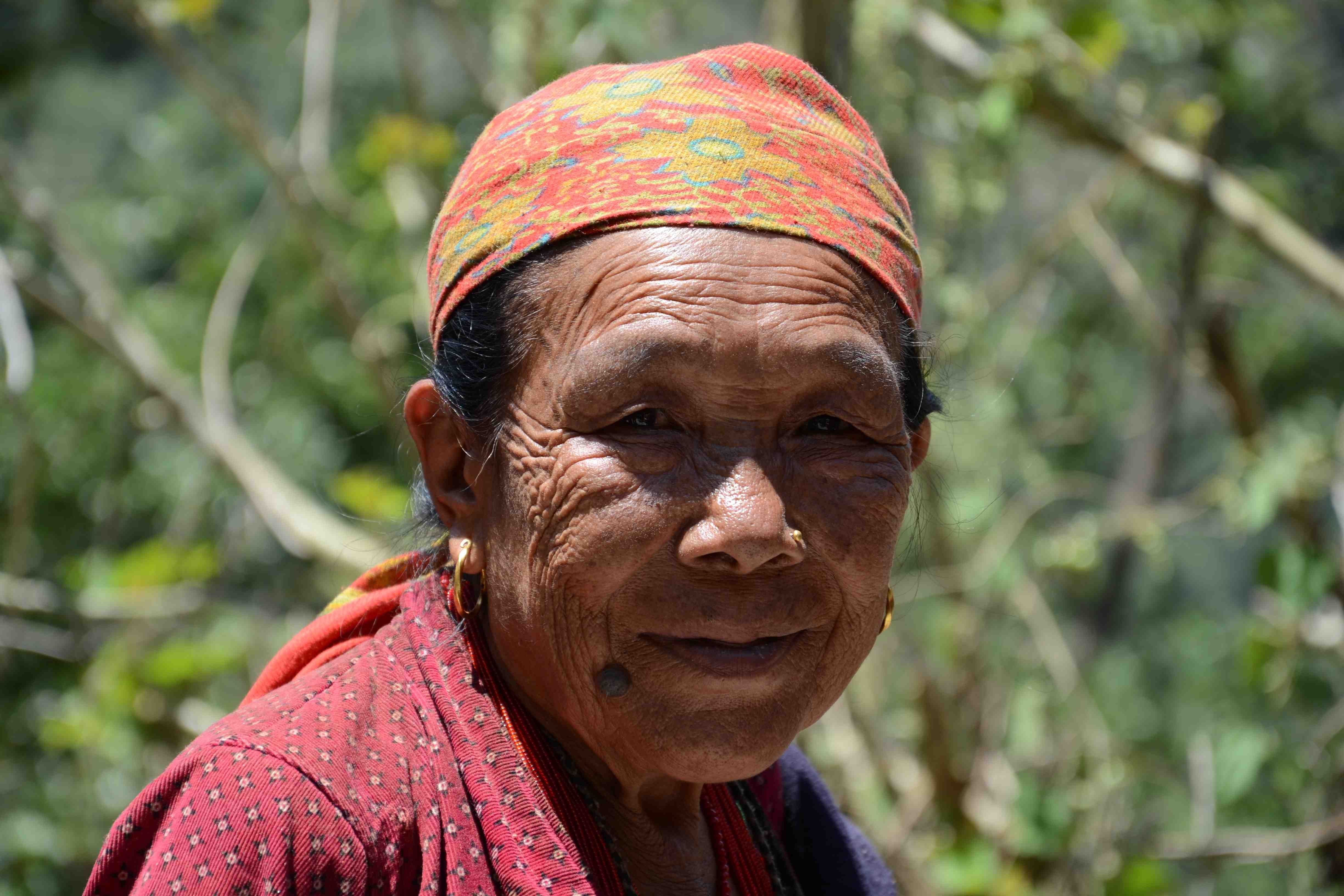 Alte Dame, die das Erdbeben in Nepal überlebt hat