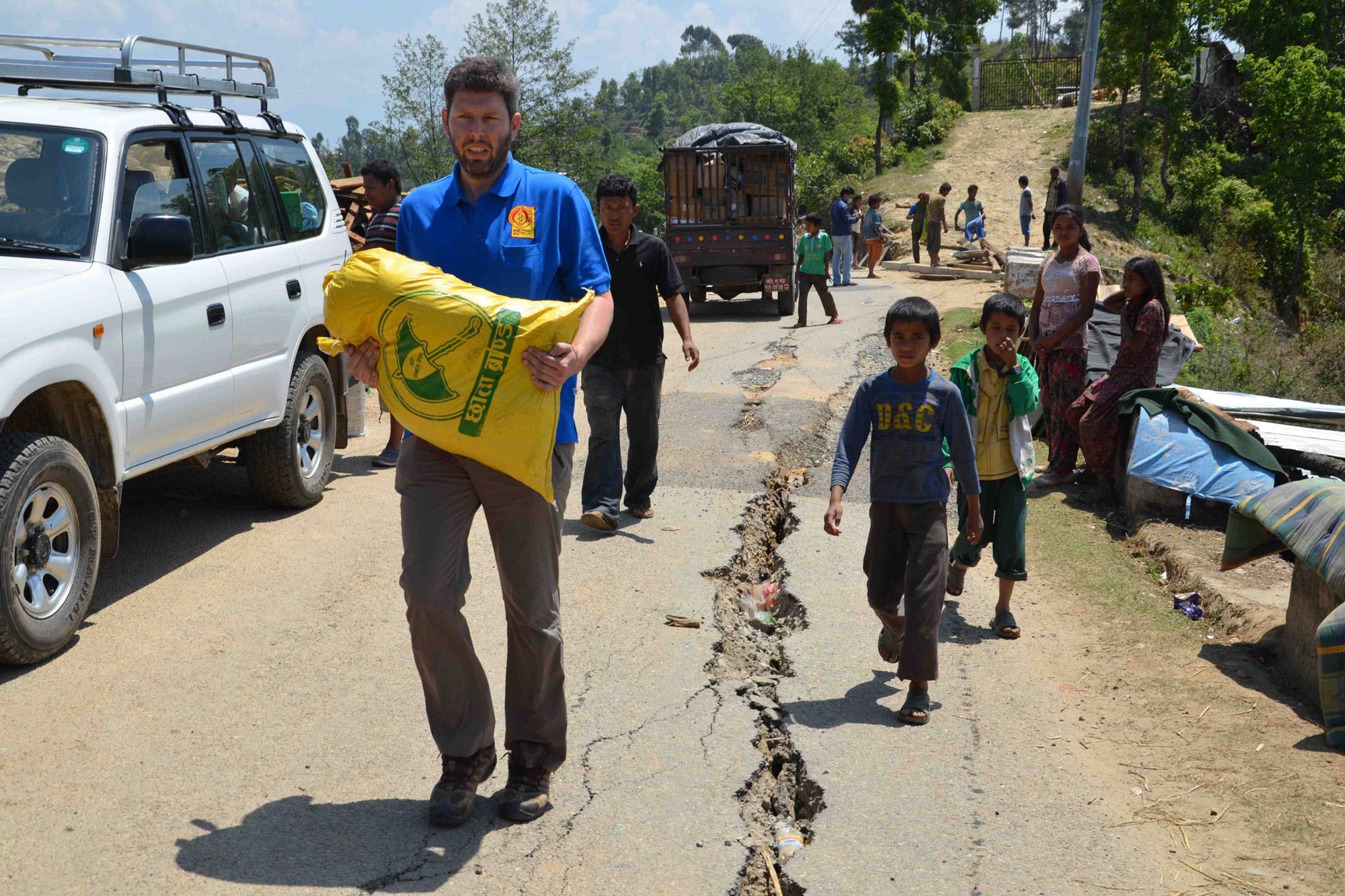 ASB-Nothilfeexperte bringt Nahrungsmittel in das stark zerstörte Dorf Harre im Distrikt Sindhupalchok.