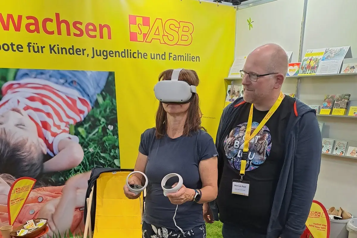 MGeyVRmitRasenundFueßen (1).webp Via VR Brille konnten Berufe in der Kinder- und Jugendhilfe erfahren werden
