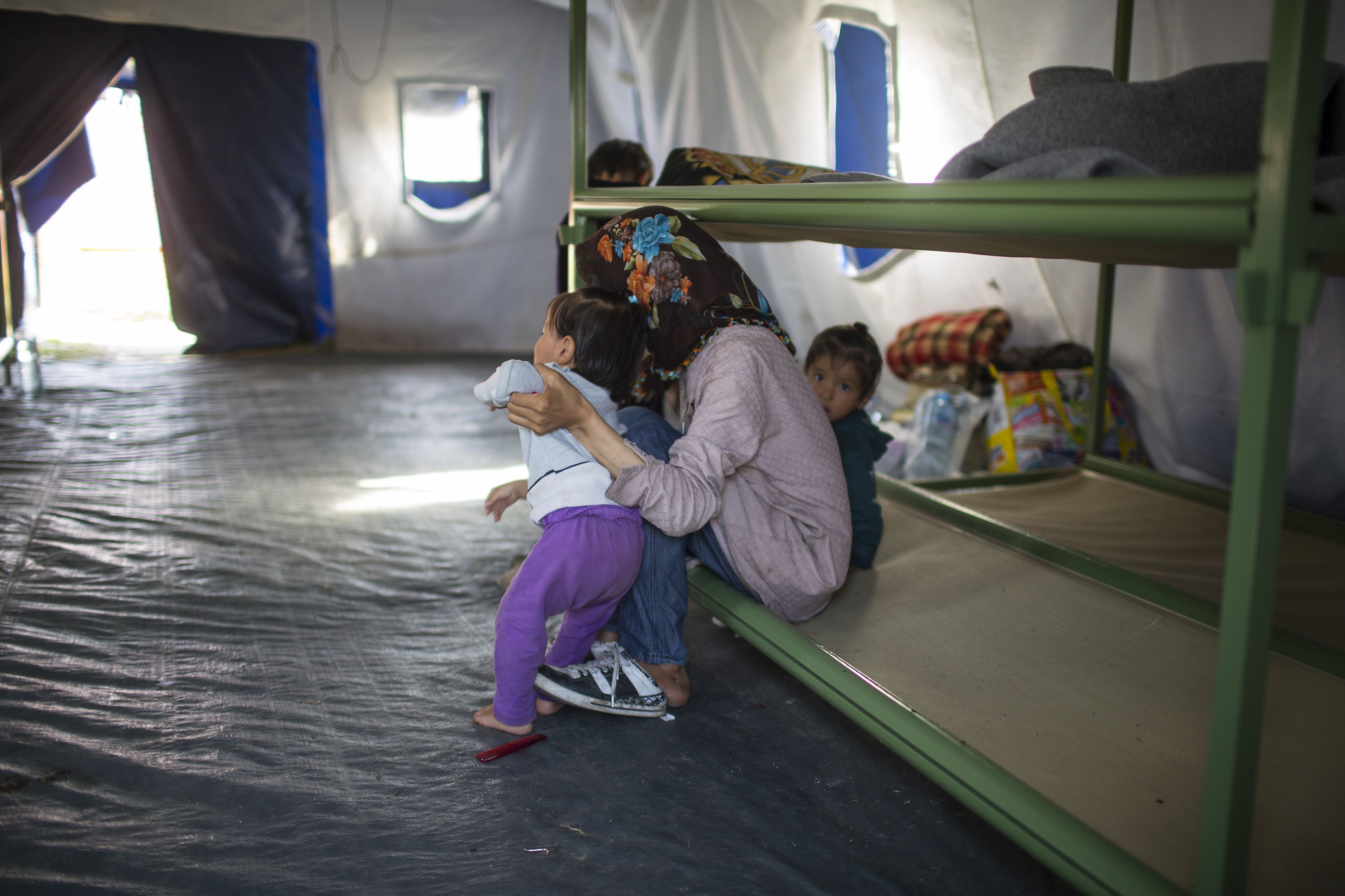 Flüchtlingsfamilie in einem Zelt in Kanjiz, Serbien Flüchtlingsfamilie in einem Zelt in Kanjiz, Serbien