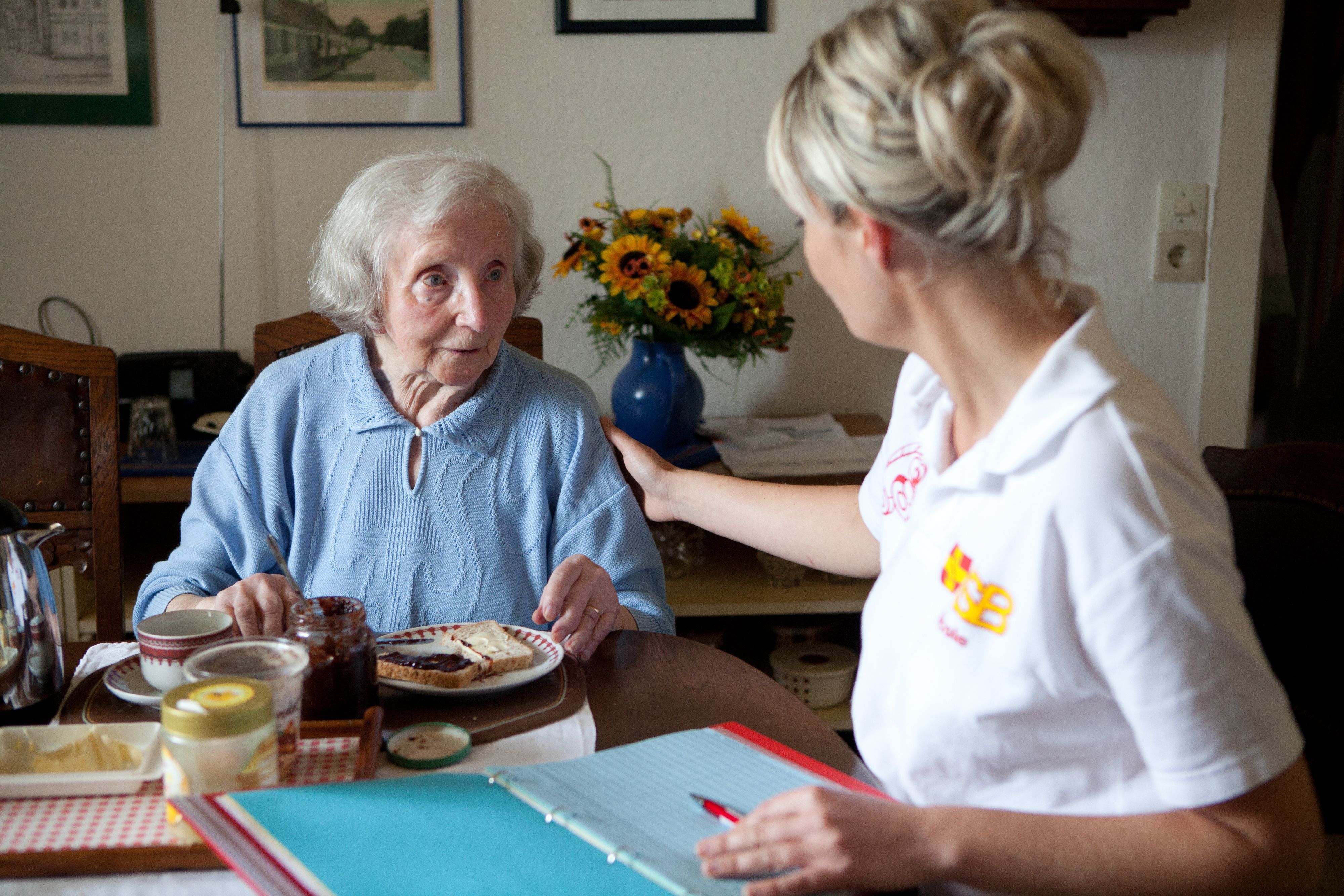 ASB-Mitarbeiterin Ambulante Dienste zu Hause bei Seniorin