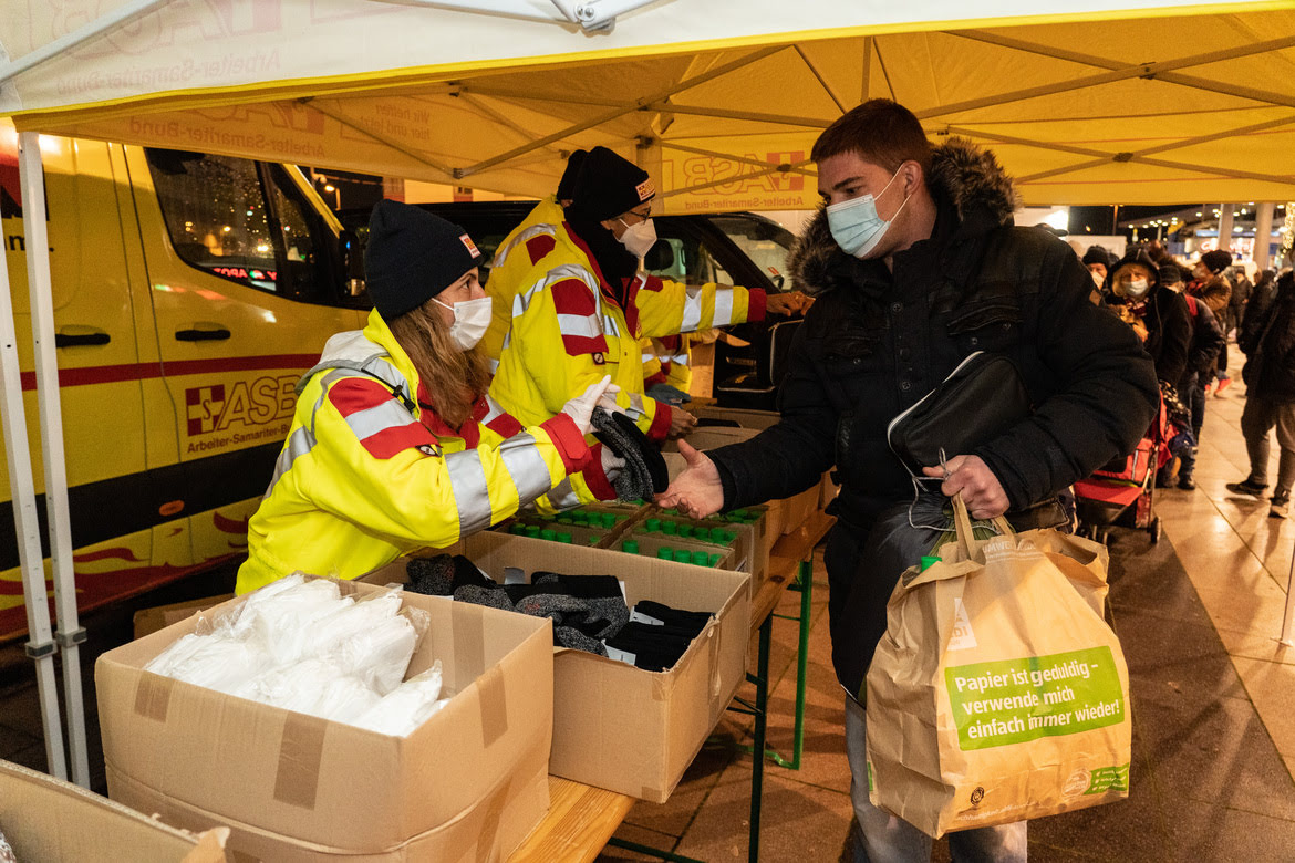 Medizinische Versorgung, Schlafsäcke und eine warme Mahlzeit für Obdachlose