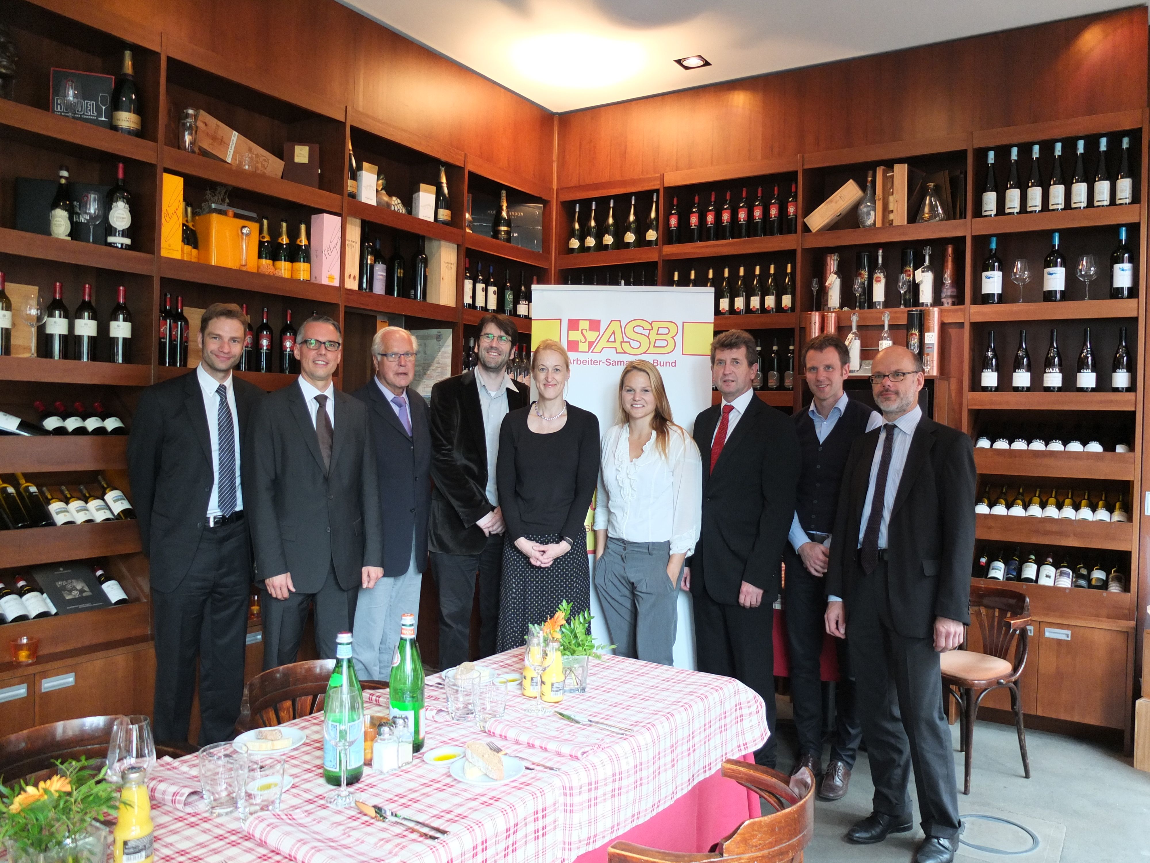 Gruppenbild der Teilnehmer und Referenten des ASB-Mittagstischs.