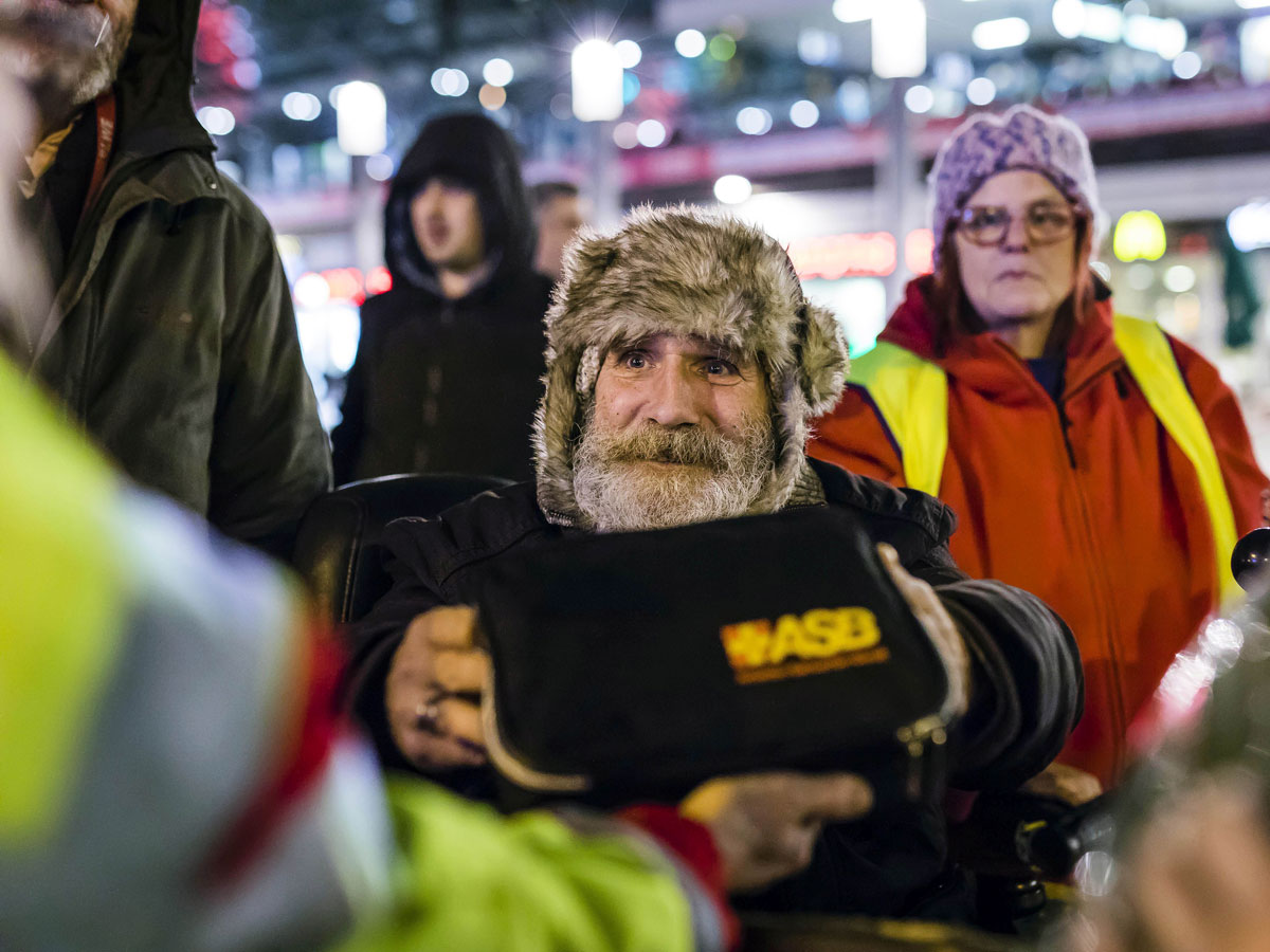 Arbeiter-Samariter-Bund verteilt Schlafsäcke und Hygieneartikel an obdachlose Menschen