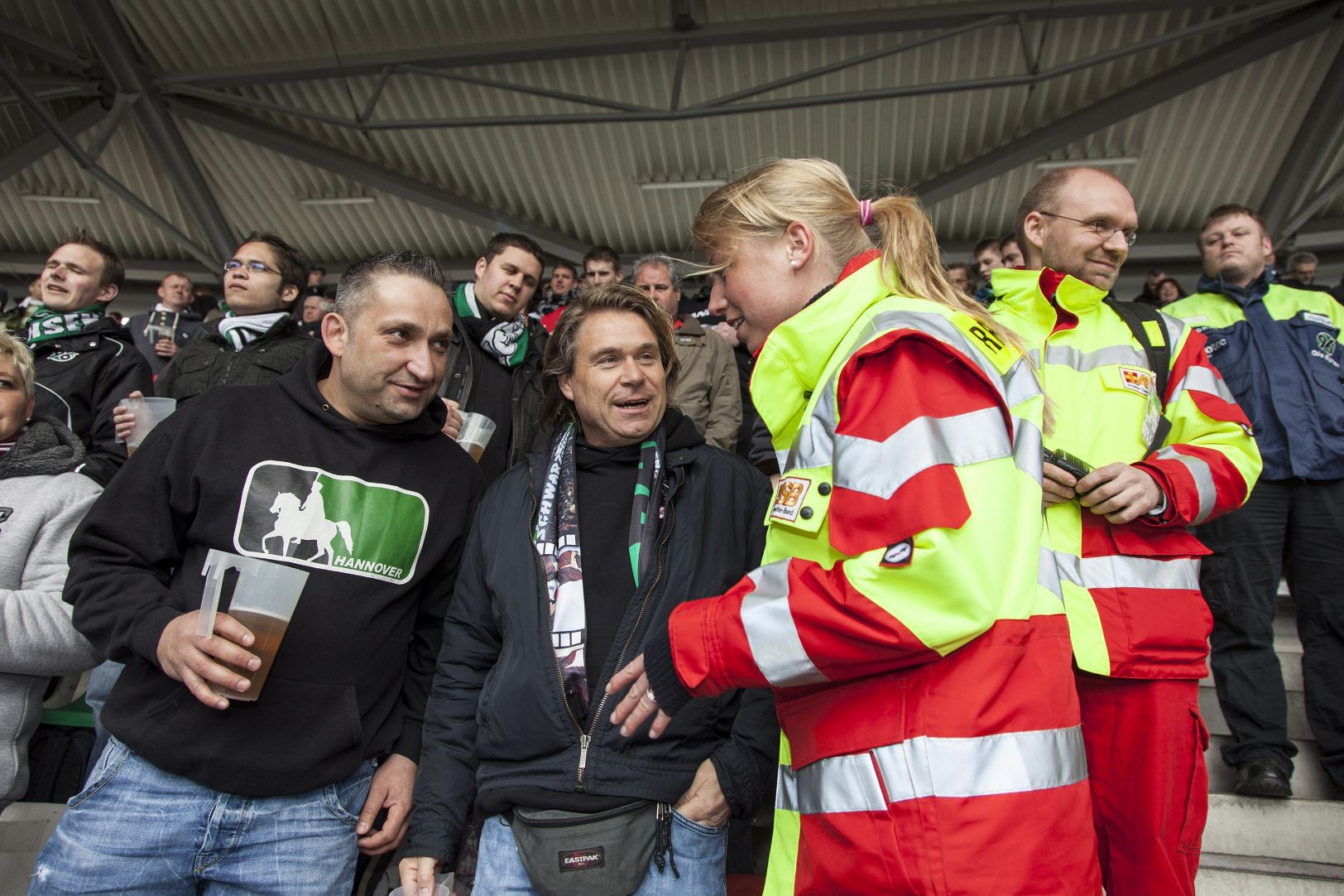 Ehrenamtliche Sanitäter sichern die medizinische Versorgung während eines Fußballspieles ab.