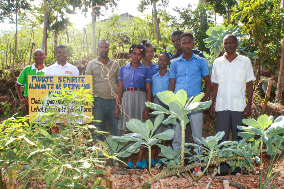 ASB-Gartenprojekt-Nachhaltig-gegen-Hunger-Haiti.jpg Teilnehmende des ASB Gartenprojekts in Haiti posieren im Garten der nachhaltige Hilfe gegen Hunger und für Umweltschutz bietet.