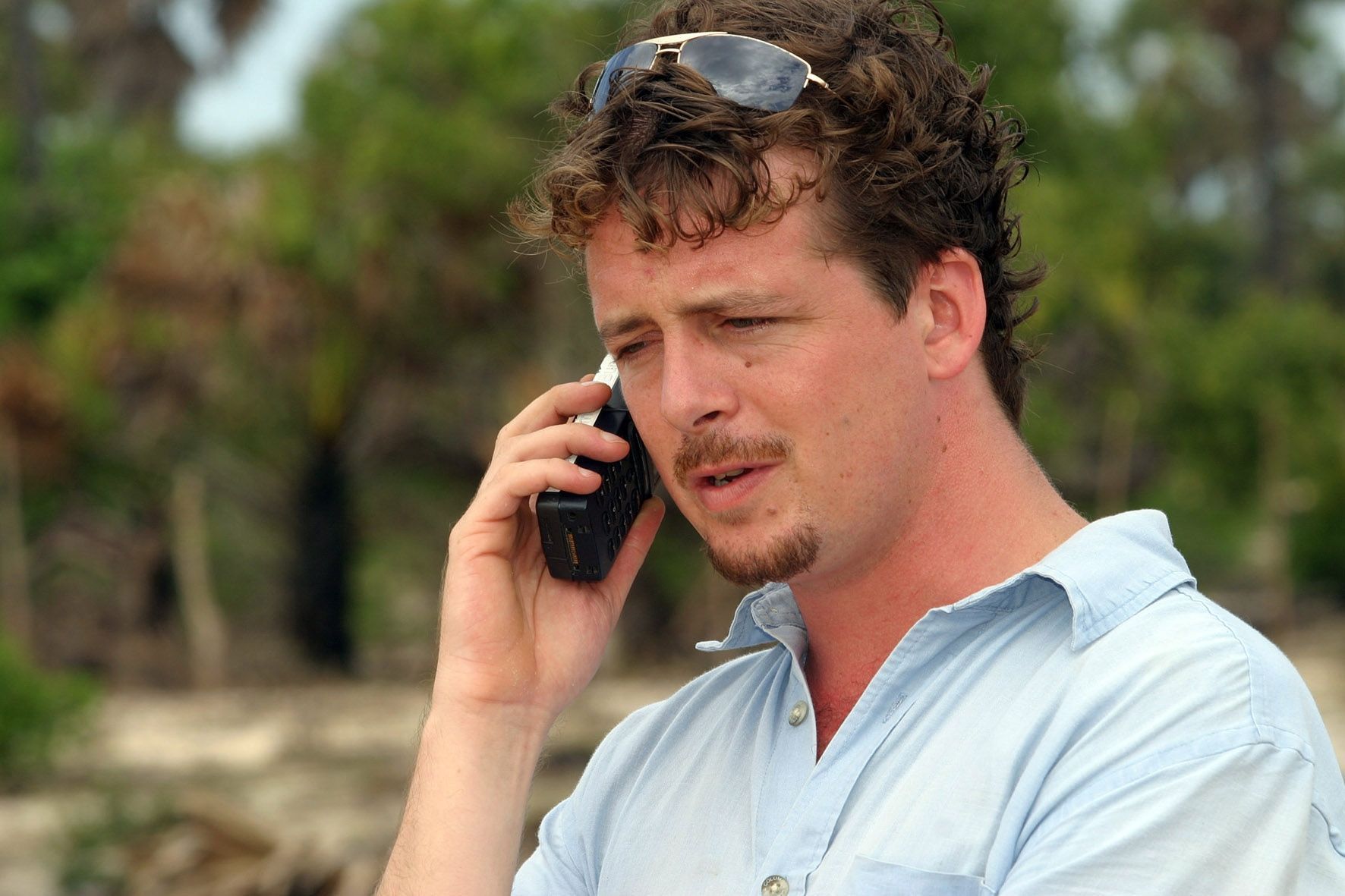 james-martin-einsatzleiter-tsunami-sri-lanka James Martin mit dem Handy am Ohr